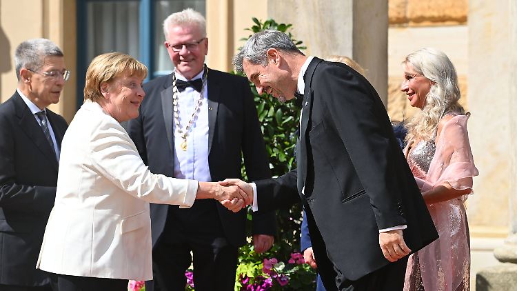 Angela Merkel ist sichtlich erfreut über die Begrüßung durch Markus Söder.