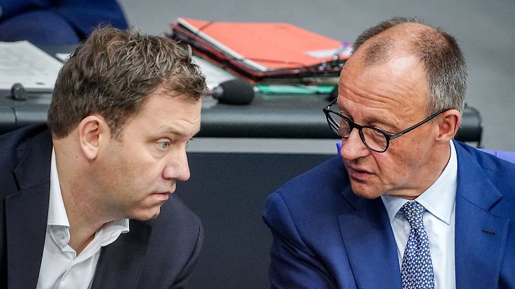 Das Thema Schuldenbremse wird auch Kanzler Merz und seinen Vize Klingbeil in den nächsten Monaten weiter beschäftigen. 