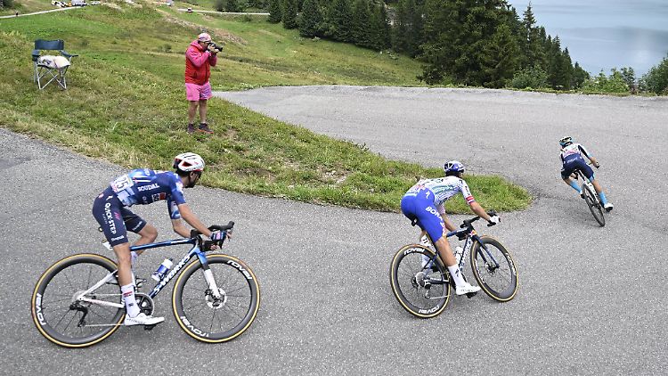 Primoz Roglic (Mitte) fuhr auf Etappensieg und brach gnadenlos ein.