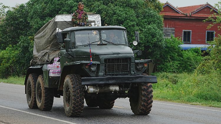 Ein kambodschanisches Militärfahrzeug trägt einen Raketenwerfer in der Provinz Oddar Meanchey, Kambodscha. 