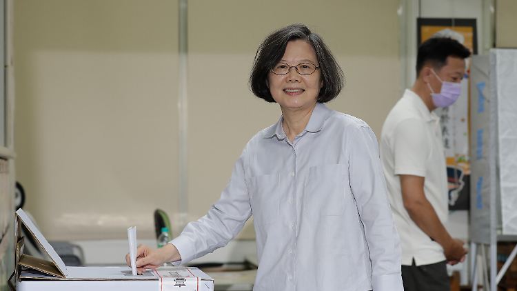 Die ehemalige taiwanesische Präsidentin Tsai Ing-wen gibt in einem Wahllokal in Taipeh, Taiwan, ihre Stimme ab. 