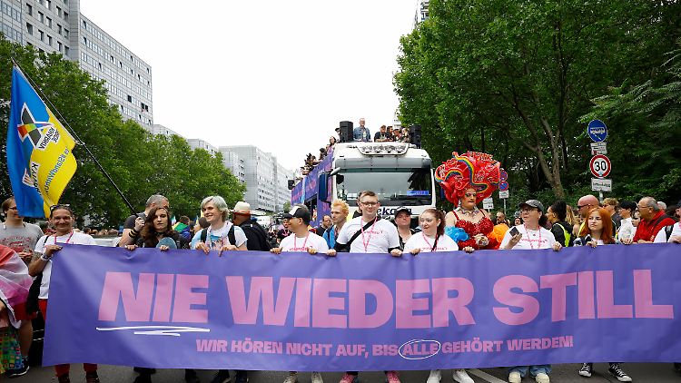 Das Motto des diesjährigen CSD in Berlin lautet: "Nie wieder still".