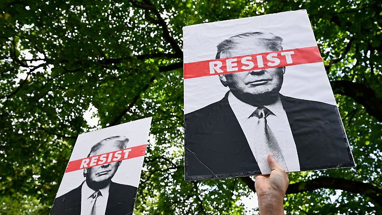 "Widerstehen" - mehrere hundert Menschen machen in Schottland gegen Trump mobil.
