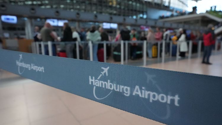 Zum Ferienstart läuft der Betrieb am Hamburger Flughafen reibungslos – auf A1 und A7 stehen Autofahrer im Stau. (Symbolbild)