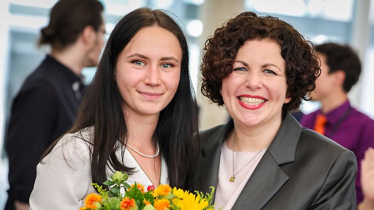Amira Mohamed Ali (r.), Parteichefin des BSW, mit der Vorsitzenden des neuen Jugendverbands, Anastasia Wirsing.