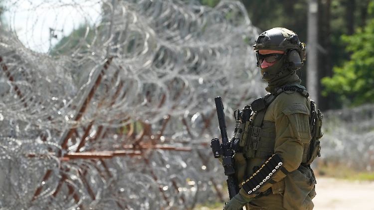 Ein polnischer Grenzschutzbeamter an der EU-Außengrenze zu Belarus.