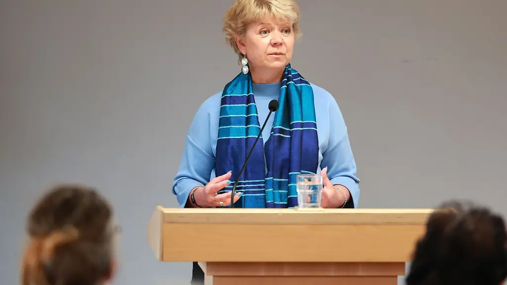 Cornelia-Lueddemann-Vorsitzende-der-Landtagsfraktion-B-90-Die-Gruenen-spricht