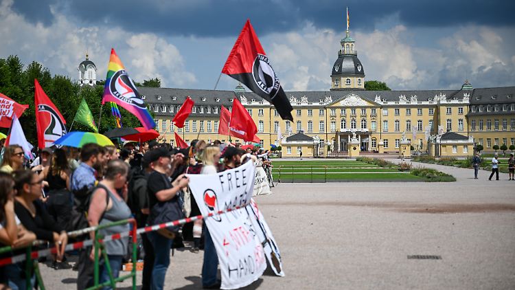 Auch die Gegendemonstranten hatten bunte Fahnen mitgebracht. 