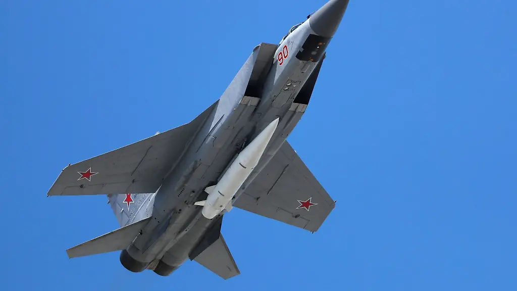 Ein-Mikoyan-MiG-31-Abfangjaeger-der-russischen-Luftwaffe-fliegt-bei-der-russischen-Militaerparade-zum-Tag-des-Sieges-beladen-mit-einer-ballistischen-Luft-Boden-Rakete-Kinschal-Kh-47M2-Kinzhal