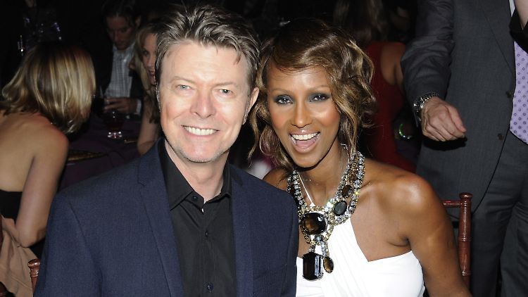 David Bowie und Iman hatten 1992 geheiratet. Das Model ist seine zweite Ehefrau. Bis zu seinem Tod waren sie ein Paar. 