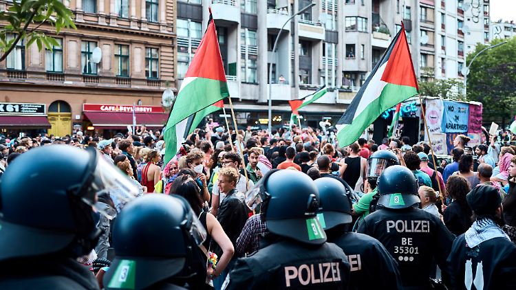 Teilnehmer der "Internationalist Queer Pride for Liberation" halten palästinensische Fahnen.