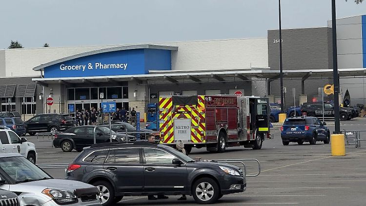 Rettungskräfte sind im Einsatz in einer Filiale der Supermarktkette Walmart in Traverse City, Michigan.