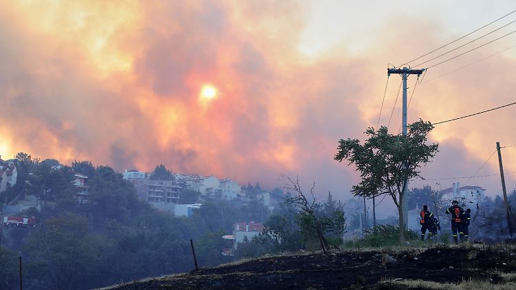 Rauch bedeckt den Himmel während eines Waldbrandes im nordwestlichen Vorort Kryoneri in Athen.