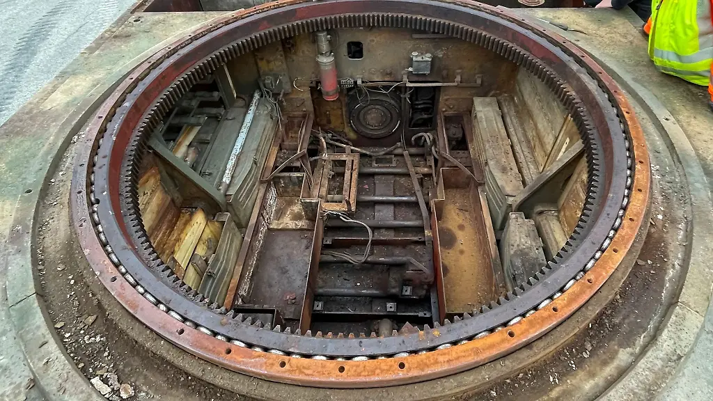 Das-undatierte-Handout-Foto-zeigt-einen-deutschen-Tiger-I-Panzer-der-im-franzoesischen-Panzermuseum-restauriert-wird