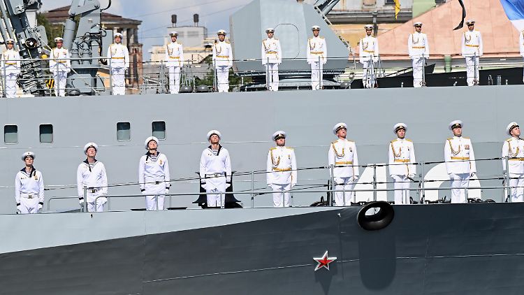 Es waren so schöne Bilder für patriotische Russen: Matrosen stehen stramm vor ihrem obersten Kriegsherrn bei der Flottenparade im Juli 2024.