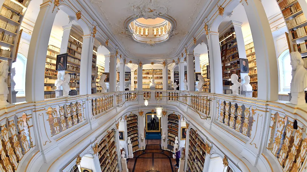 Besucher-besichtigen-den-Rokokosaal-der-Herzogin-Anna-Amalia-Bibliothek