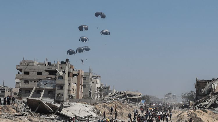 Auch Hilfe aus der Luft hat Israel wieder erlaubt - hier werden Pakete über Gaza Stadt abgeworfen.