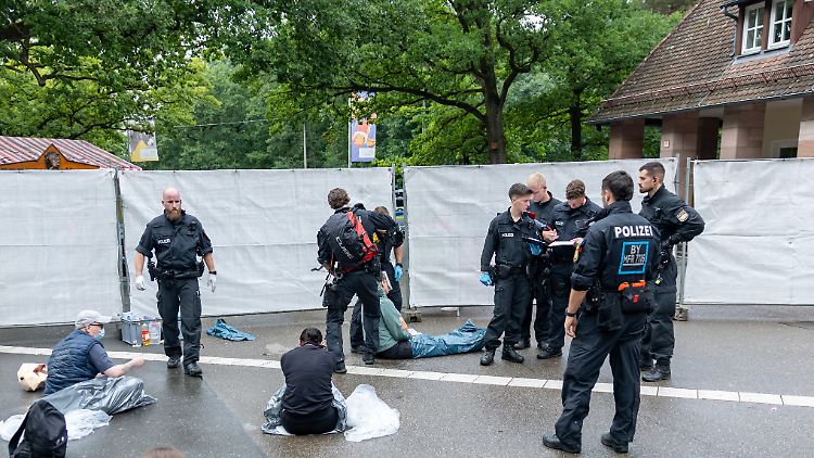 Zahlreiche Menschen protestierten gegen die Pläne des Tiergartens. 