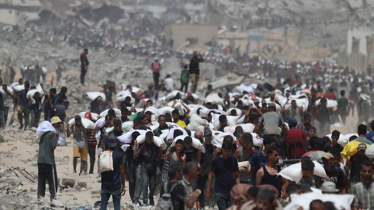 Die gesamte Bevölkerung des Gazastreifen ist inzwischen auf Hilfslieferungen angewiesen, die große Mehrheit wurde aus ihren Wohnungen vertrieben, viele von ihnen mehrmals.