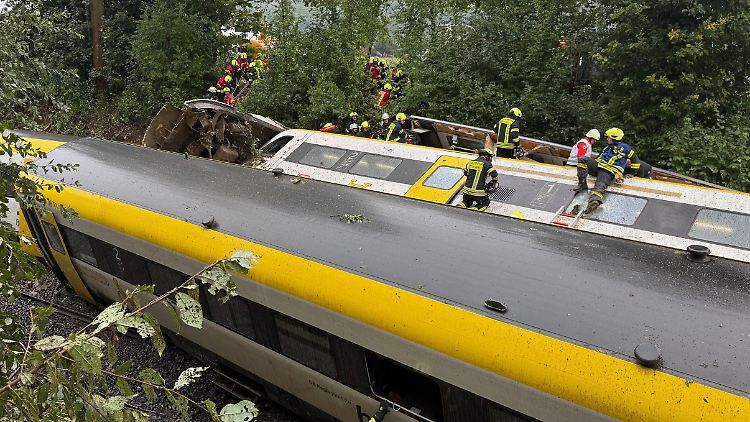 Ein Waggon kippte bei dem Unfall auf die Seite.