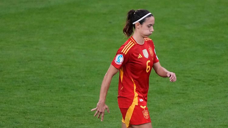 Aitana Bonmatí rauscht nach ihrem Patzer im Elfmeterschießen "geschockt" ab.