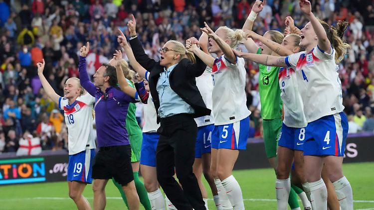 Trainerin Sarina Wiegman hat ab sofort Heldenstatus in England.
