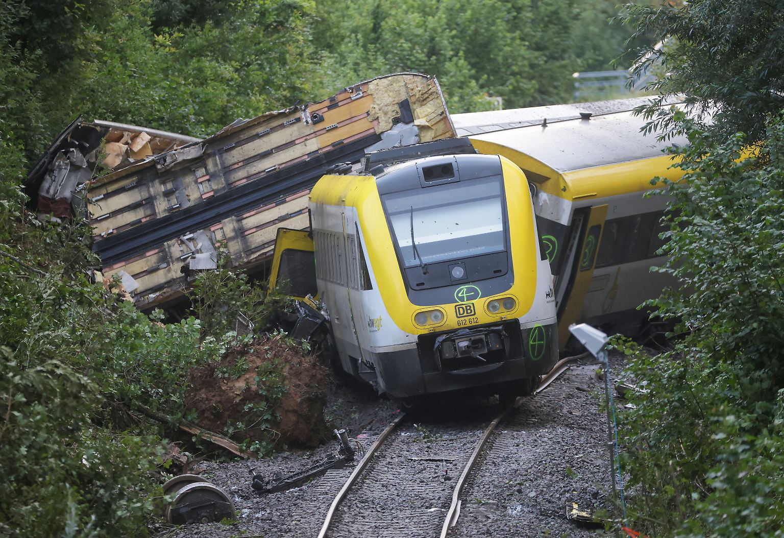 Am Morgen nach dem Unglück liegen die Wagen des Regionalexpress RE55 bei Riedlingen im Kreis Biberach noch völlig verkeilt auf der Strecke. 