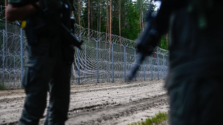 Litauische Grenzbeamte patrouillieren im Juli 2023 in Dieveniskes an der Grenze zu Belarus.  