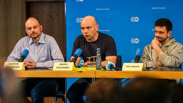 Der russische Oppositionelle Kara-Mursa (l.) gehörte zu den 16 Gefangenen, die im Austausch im August 2024 freikamen.