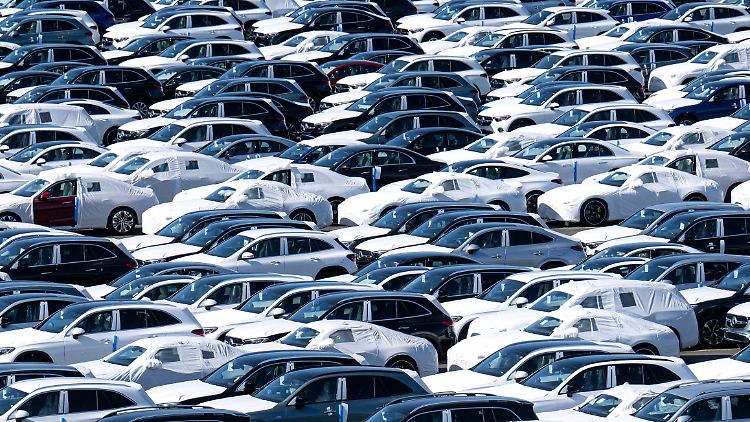 In Europa gebaute Autos stehen in Bremerhaven für ihre Verschiffung bereit.