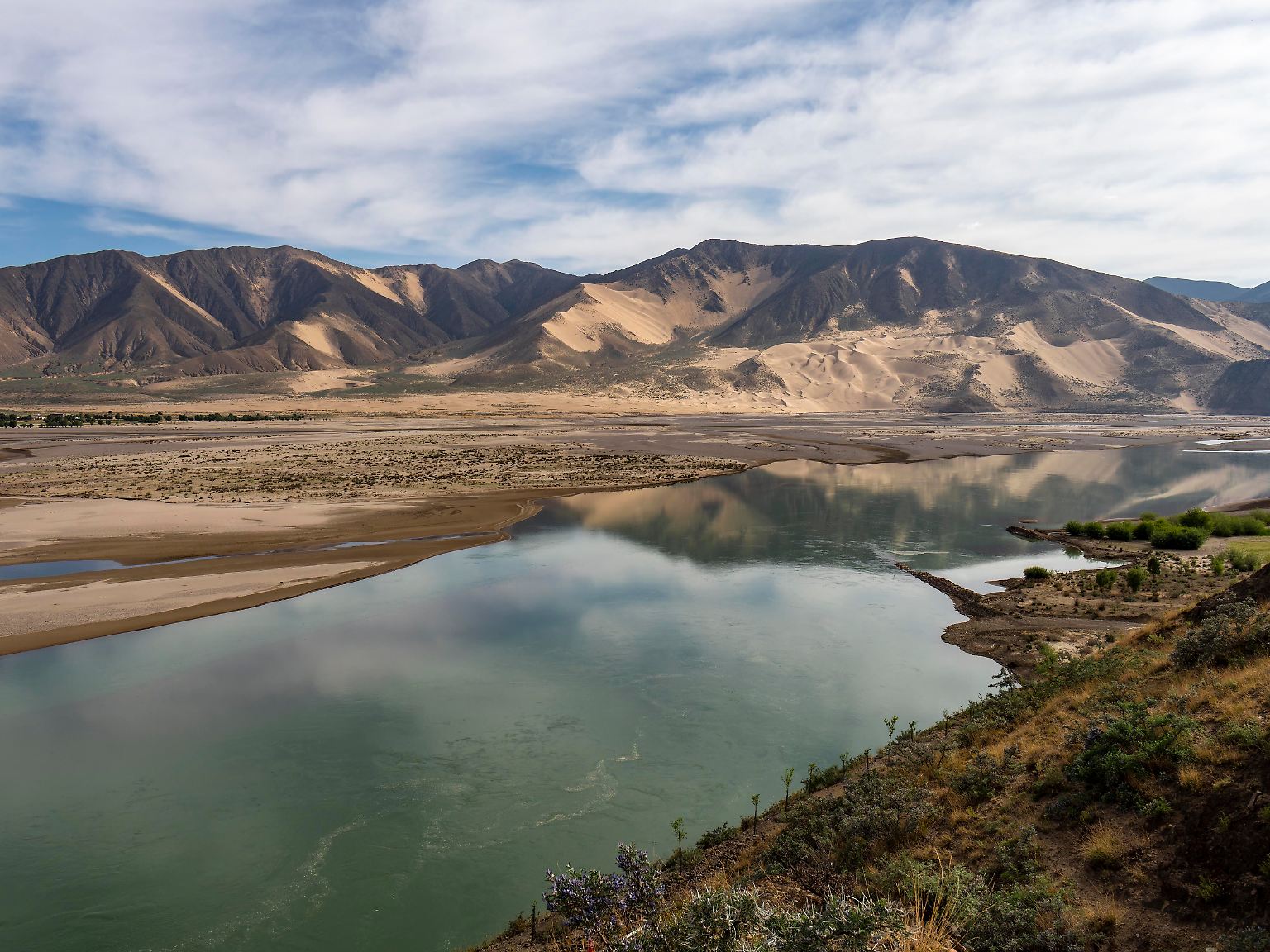 Ein neuer Mega-Staudamm soll am Yarlung-Fluss in Tibet entstehen. Nach Fertigstellung dürfte es das weltgrößte Wasserkraftwerk sein. China ist bekannt für seine Staudämme der Superlative, der bekannteste ist wohl ...