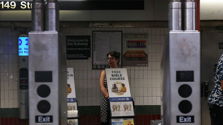 Zeugen Jehovas werben in einer New Yorker U-Bahn-Station um neue Mitglieder. 