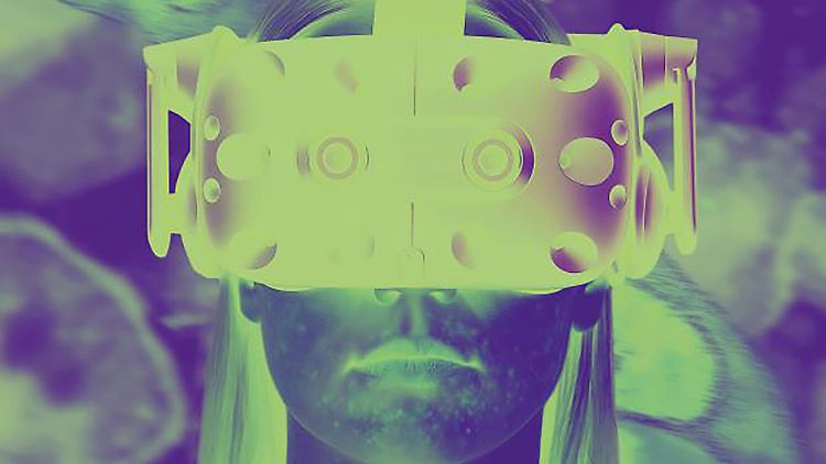 Versuchsperson, die durch eine Virtual Reality-Brille Avatare sieht, die teils sichtbare Anzeichen von Infektionen zeigen (Computergrafik).