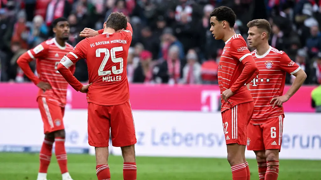 Ryan-Gravenberch-l-r-Thomas-Mueller-Jamal-Musiala-und-Joshua-Kimmich-von-Muenchen-stehen-nach-dem-Spiel-auf-dem-Platz