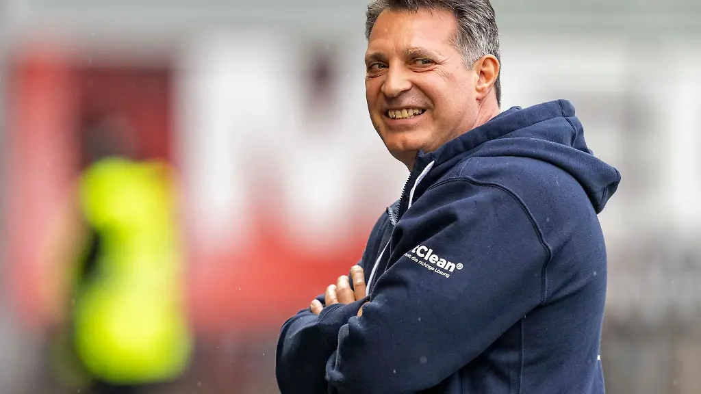 Rostocks-Trainer-Alois-Schwartz-betritt-das-Stadion-und-lacht