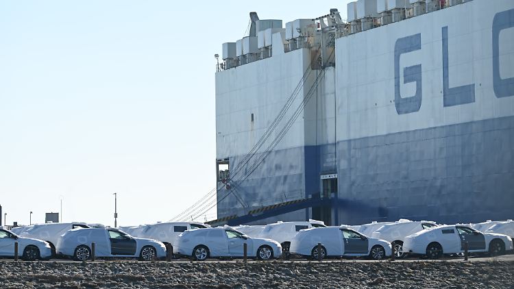 Für die europäische Autoindustrie bedeutet die Zusage der EU, dass sie künftig mit stärkerer Konkurrenz von US-Herstellern rechnen muss. 