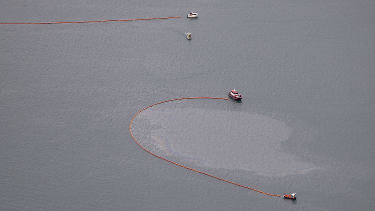 Die Feuerwehr errichtet nach dem Unglück eine Ölsperre auf dem Vierwaldstättersee.