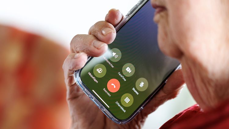 Die Masche ist bekannt: Die Anrufer täuschen die Notlage eines nahen Angehörigen vor. Sie machen den Senioren weis, einem nahen Angehörigen drohe die Inhaftierung. 