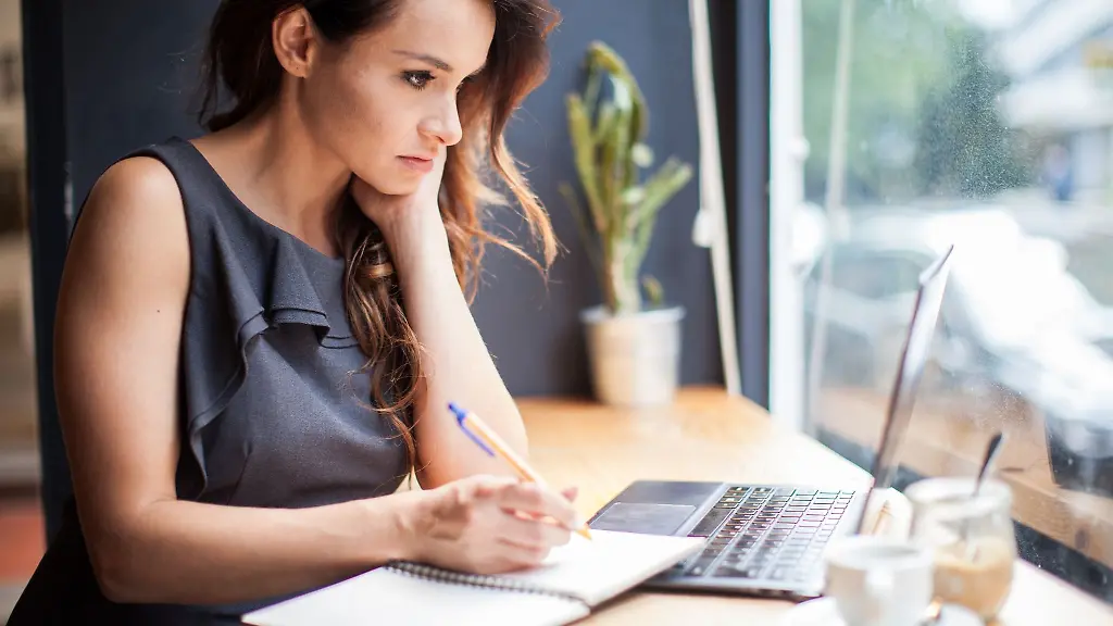 Auch-wenn-die-Arbeit-im-Cafe-Abwechslung-verspricht-Wer-ins-Homeoffice-geschickt-wird-sollte-seinen-Arbeitsort-nur-mit-Erlaubnis-des-Arbeitgebers-dorthin-verlegen