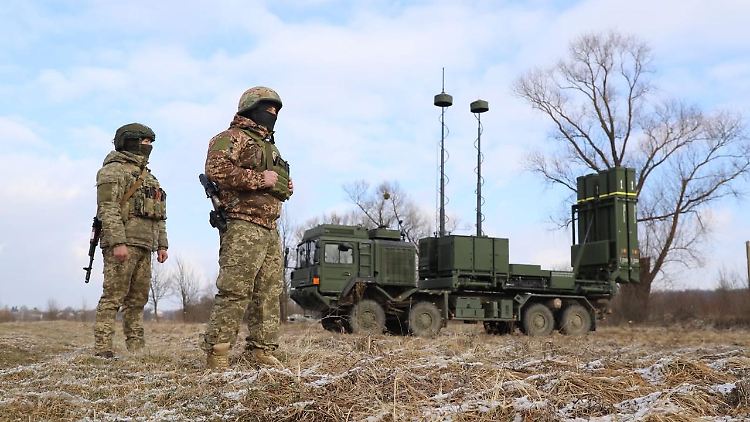 Ukrainische Soldaten an einer IRIS-T-Einheit.