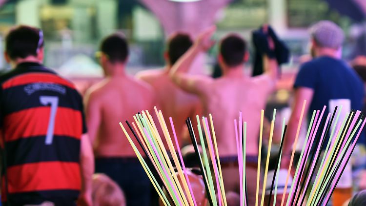 Feiernde Urlauber am Ballermann.