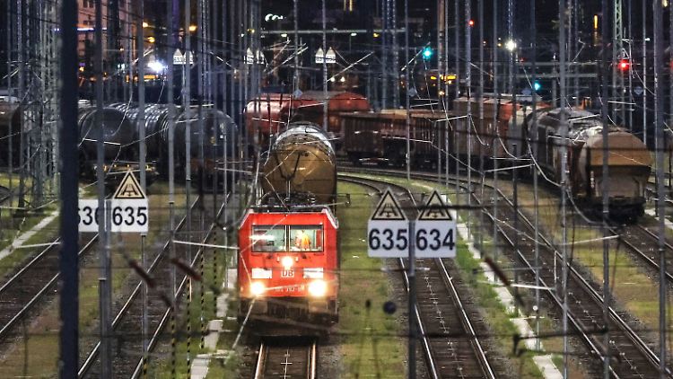 An Rangierbahnhöfen wird aus den einzelnen Waggons ein ganzer Zug.