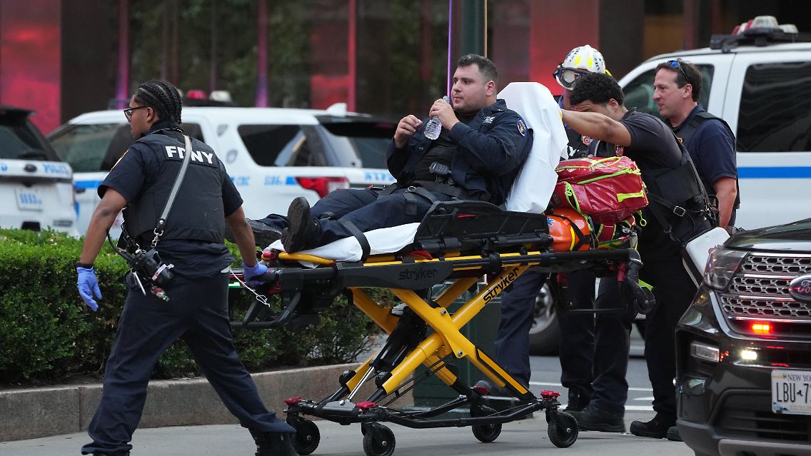Auch wurde mindestens ein Polizist verletzt.