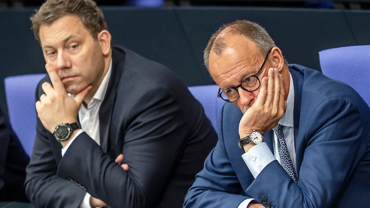 Es gibt große Skepsis gegenüber dem Haushaltsentwurf der Bundesregierung. Der Steuerzahlerbund wirft ihr - hier: Finanzminister Klingbeil und Kanzler Merz - fehlende echte Investitionen vor. 
