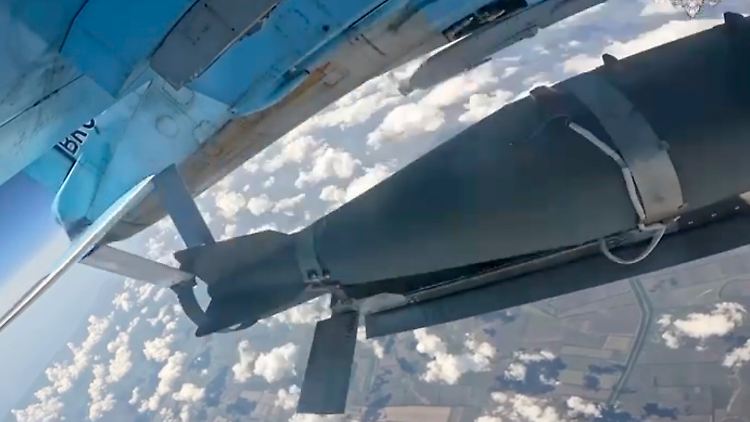 Eine Gleitbombe wird von einem russischen Kampfjet an einem unbekannten Ort abgeworfen.