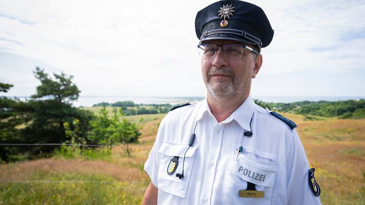 Hat einen schönen und meist auch sehr ruhigen Arbeitsplatz: Polizeihauptmeister Thomas Moritz, der "Sheriff" von Hiddensee.