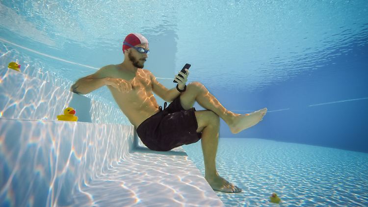 Wasserdichte Handyhüllen bewahren das Smartphone vor Sand, Wasser und Stürzen – perfekt für entspannte Tage am Strand.