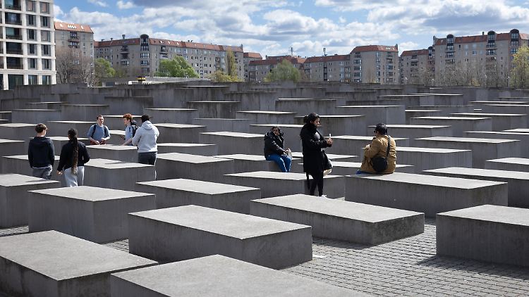 Mehr als 2700 Betonstelen und ein unterirdisch gelegener Informationsort bilden das Holocaust-Mahnmal in Berlin.