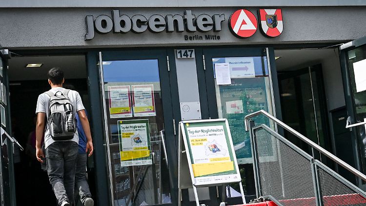 "Nach dem trüben Frühjahr lässt der Pessimismus der Arbeitsagenturen stark nach", sagte Arbeitsmarkt-Experte Enzo Weber.