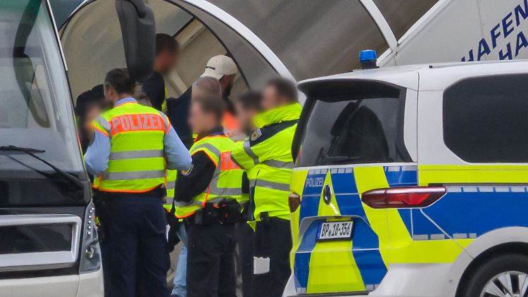 Die Bundespolizei überwacht einen Abschiebeflug auf dem Flughafen Leipzig. 